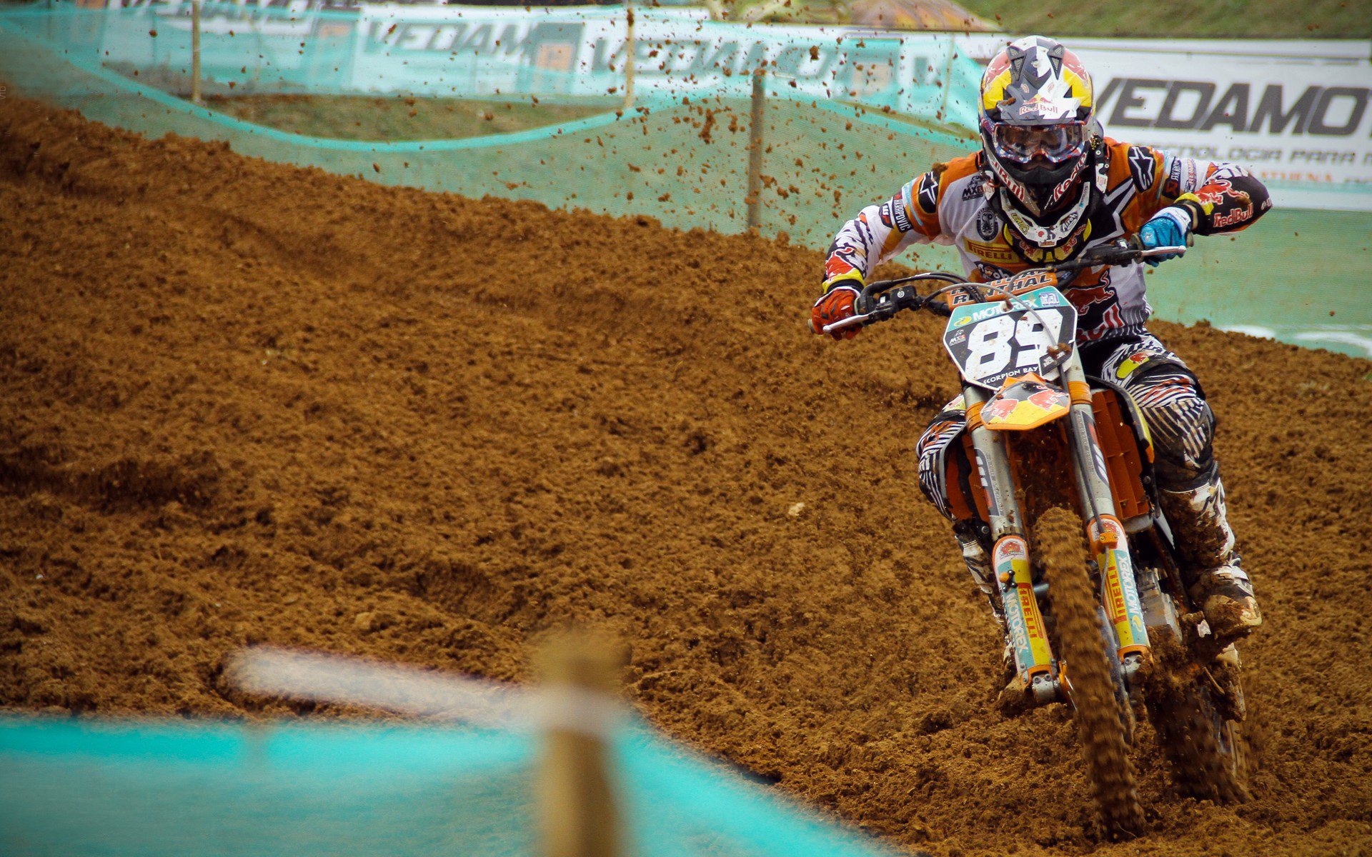 “钢铁男孩：少年足球运动员崭露头角”，刚铁男孩